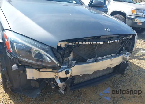 2018 Mercedes-Benz C 300 4Matic z USA, uszkodzony, nr VIN 55SWF4KB3JU278651